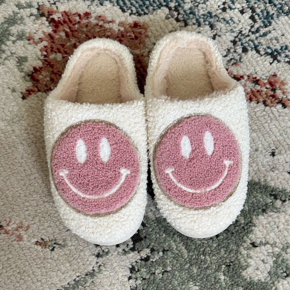 Cozy Women’s Smiley Face Plush Fuzzy Slippers Slip On Size Small 5/6 - Picture 1 of 16